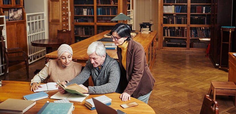 Seniors-studying-media-literacy-in-the-library