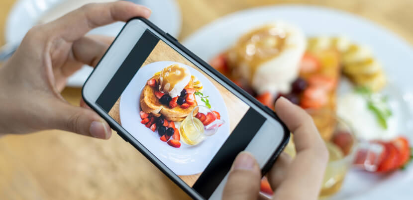 influencer-takes-picture-food-in-restaurant