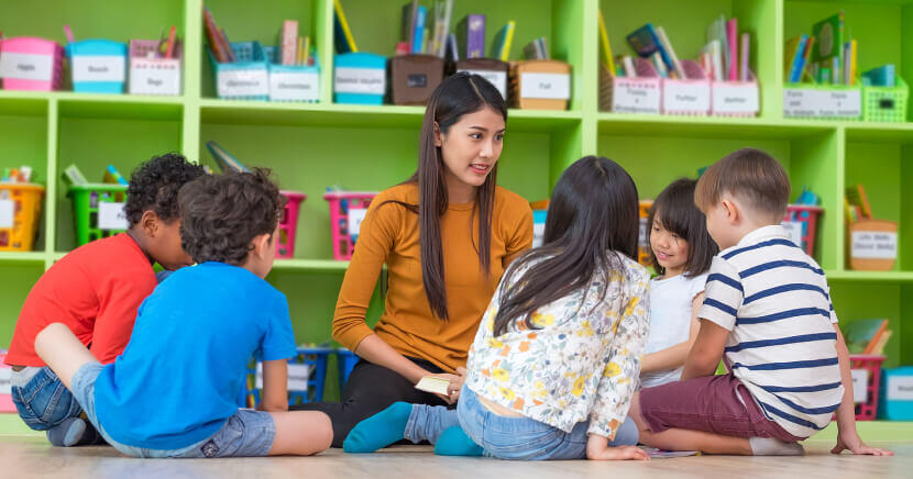 librarian-reading-to-children-in-library