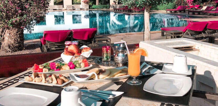 luxurious-poolside-table-at-hotel