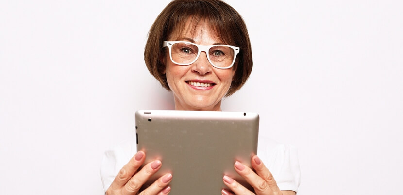 senior-happy-woman-using-ipad
