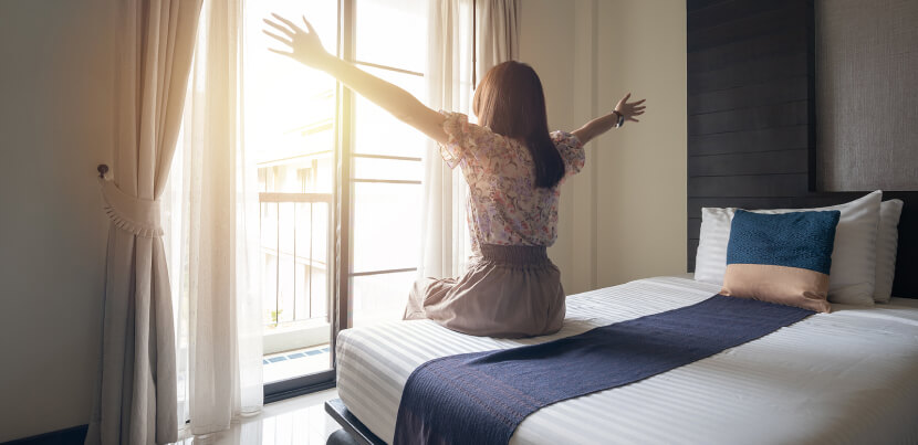 tourist-woman-wakes-up-in-hotel-room