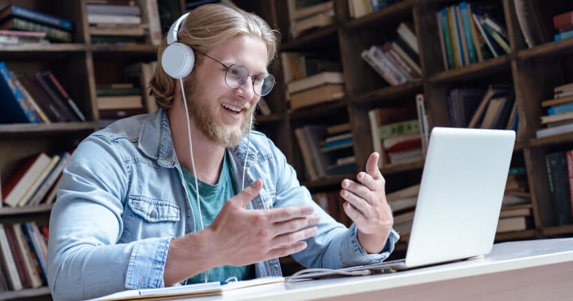 Man-with-headphones-using-laptop-in-library